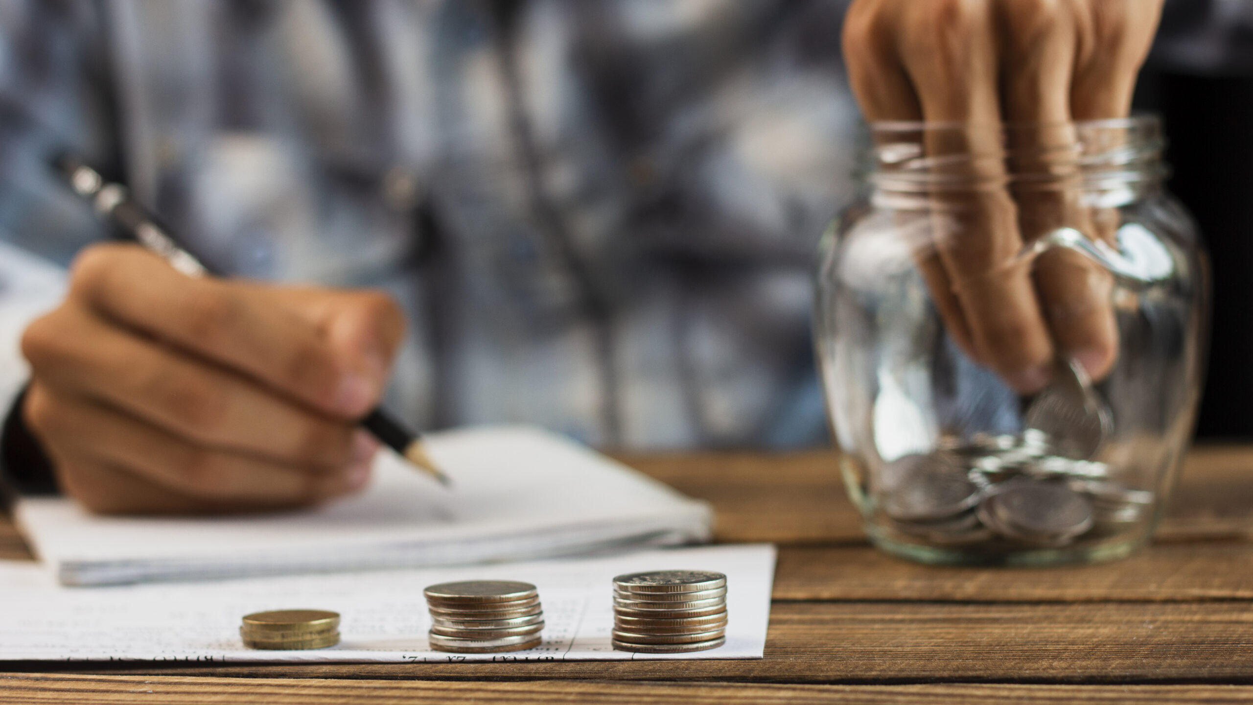 man-taking-out-coins-from-saving-jar (1) Usługi graficzne, social media i strony internetowe