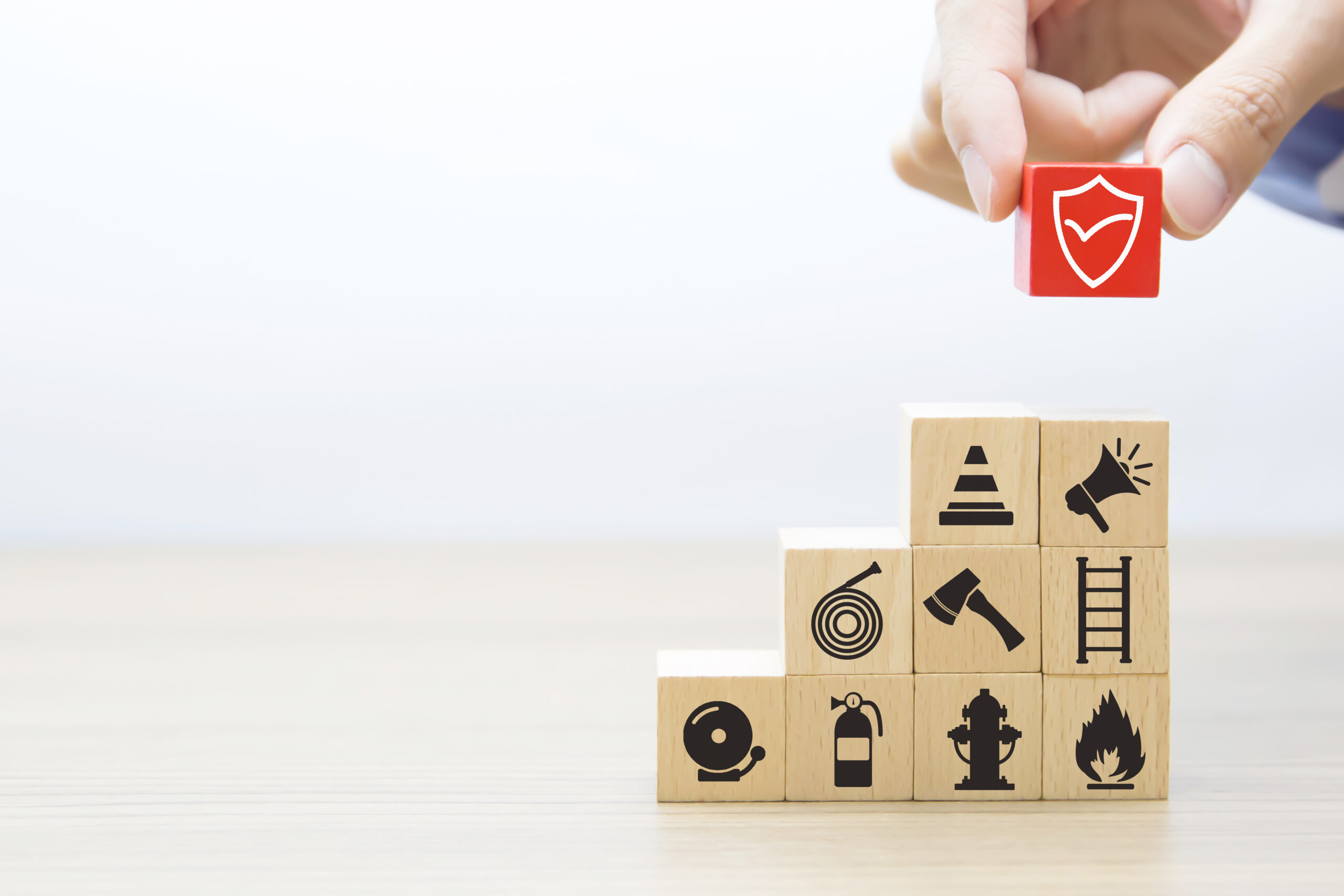 closeup-hand-chooses-protect-symbol-cube-wooden-toy-blocks Usługi graficzne, social media i strony internetowe